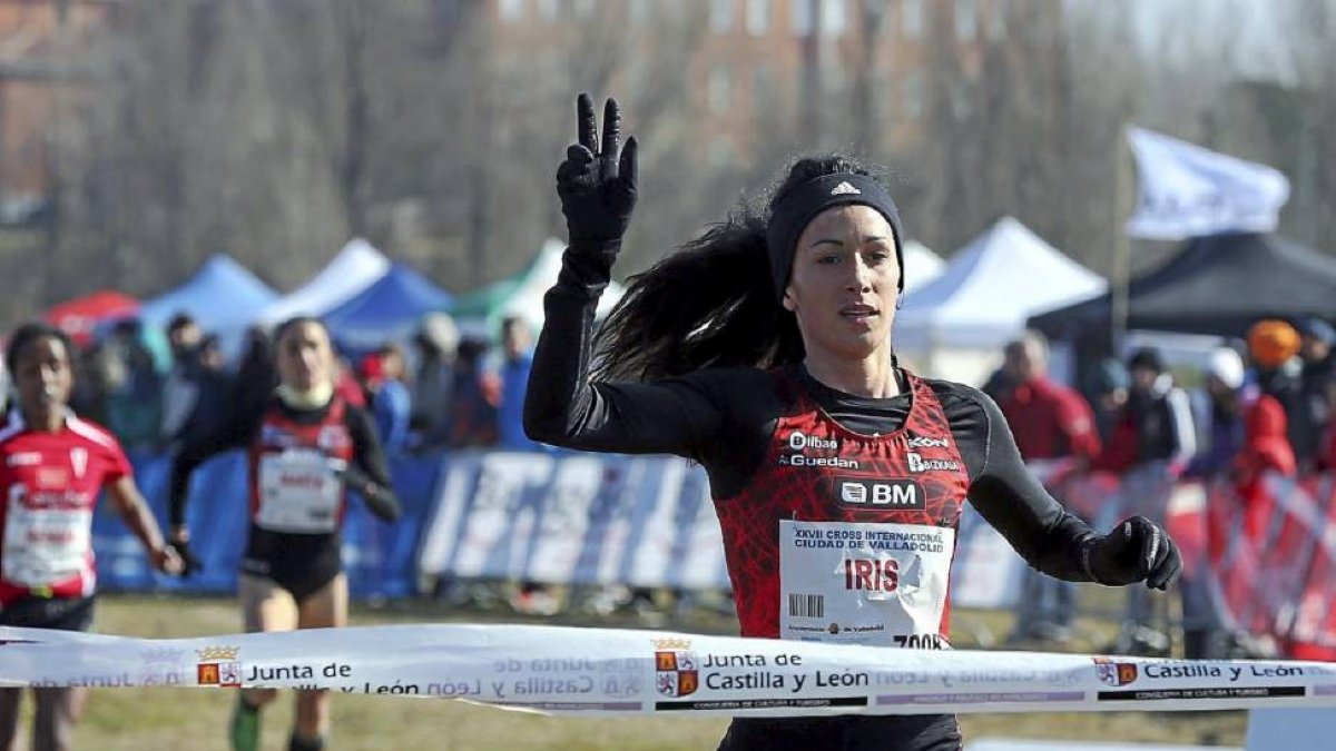 Iris Fuentes-Pila entra en meta como ganadora de la prueba absoluta-M. Álvarez