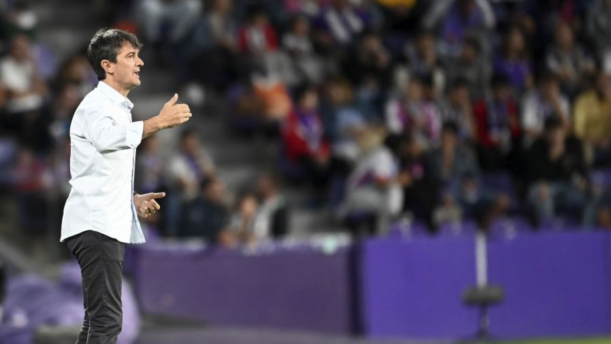 Pacheta da indicaciones en la banda de Zorrilla ante el Cádiz. / LA LIGA