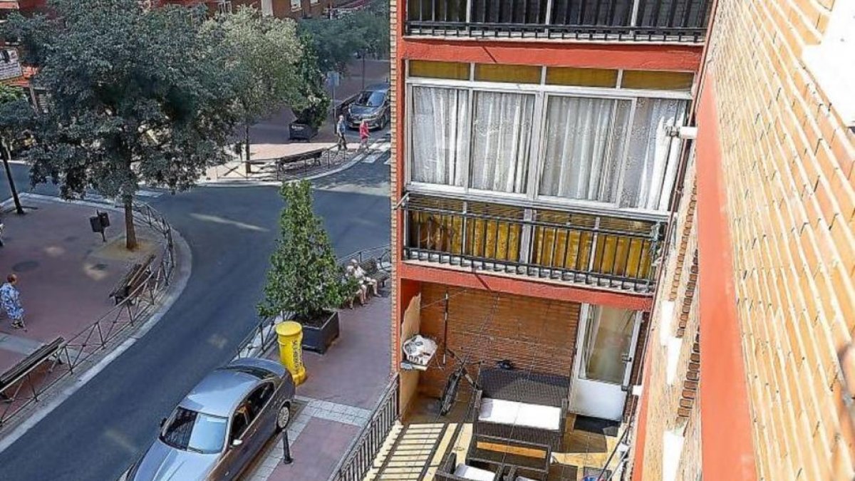 Imagen exterior de la vivienda de Valladolid donde vivió y fue maltratada la pequeña Sara.-J.M. LOSTAU