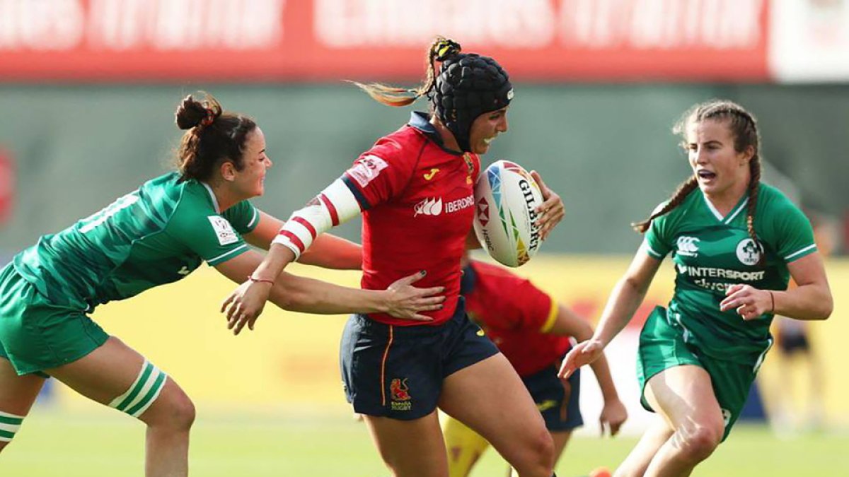 Marina Bravo, en un partido disputado con España Sevens frente a la selección de Irlanda. / FERUGBY