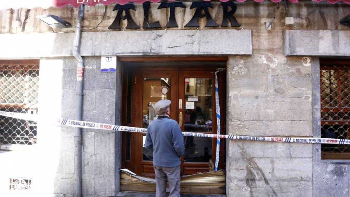 Incendio en el bar ‘Altar’ de León.-ICAL