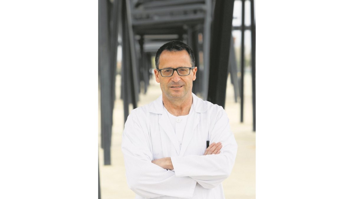 El neumólogo Tomás Ruiz Albi en la puerta del Hospital Universitario Río Hortega de Valladolid. - J. M. LOSTAU