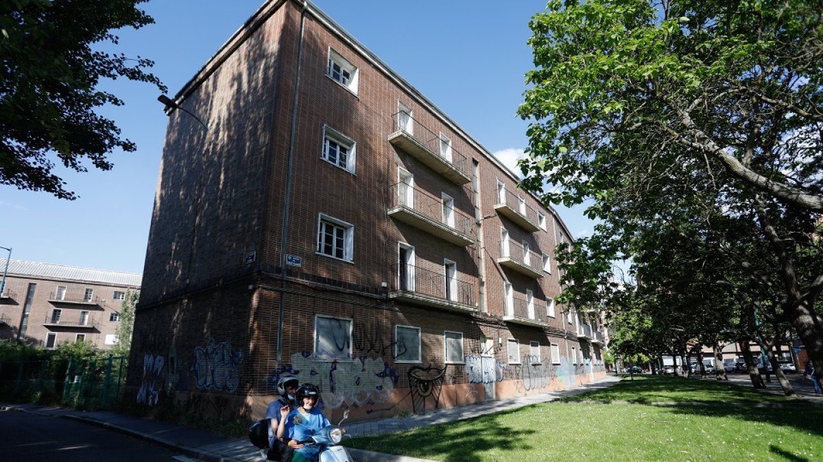 Imagen actual de la antigua casa cuartel de la Guardia Civil.- J. M. LOSTAU