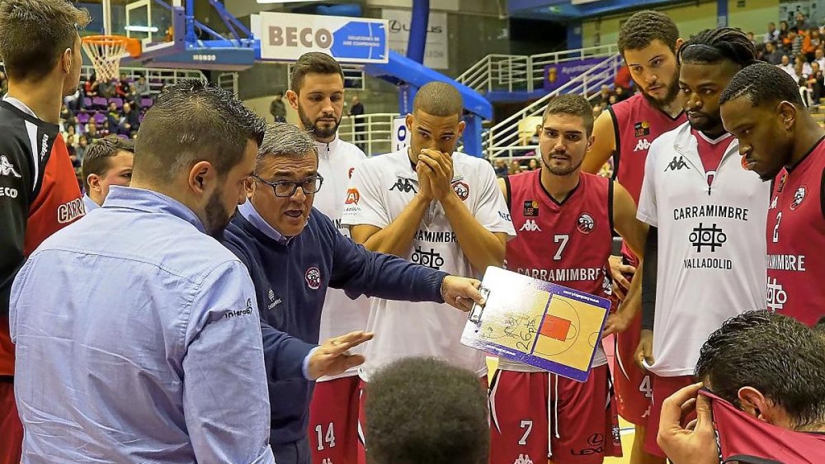 Paco García saca la pizarra en un tiempo muerto de un partido de esta temporada.-M. Á. SANTOS