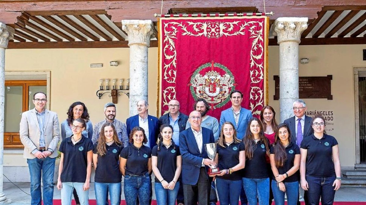 Las Panteras, junto a Carnero y otras autoridades en Pimentel.-E. M.