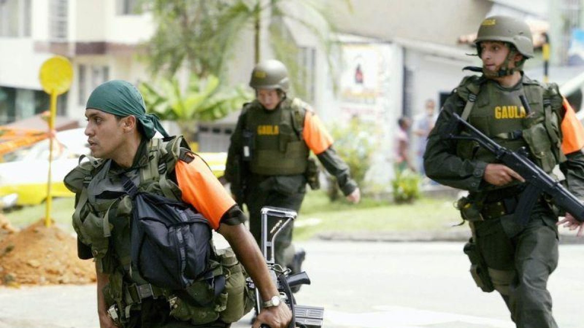 Desde mayo pasado ante la violencia desatada en Medellín al menos 120 miembros del Ejército llegaron a la zona para realizar patrullajes conjuntos con la Policía.-REUTERS