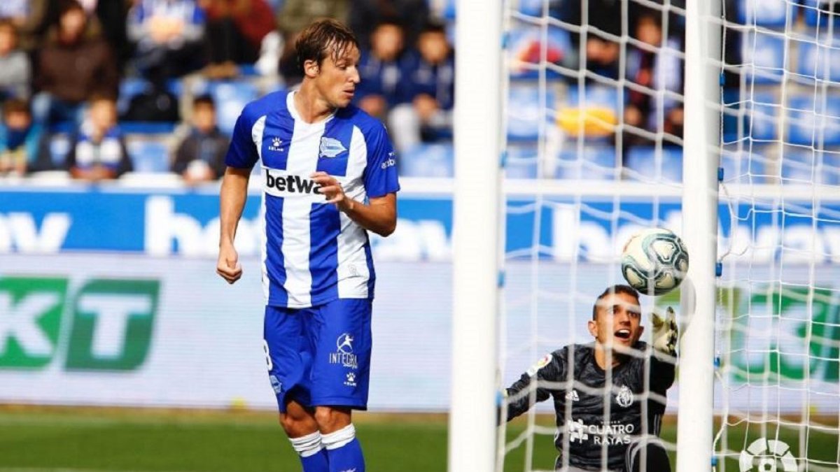 El mediocentro alavesista Pina observa cómo se le escapa el balón al portero blanquivioleta Masip, justo antes de rematar a gol.-LALIGA