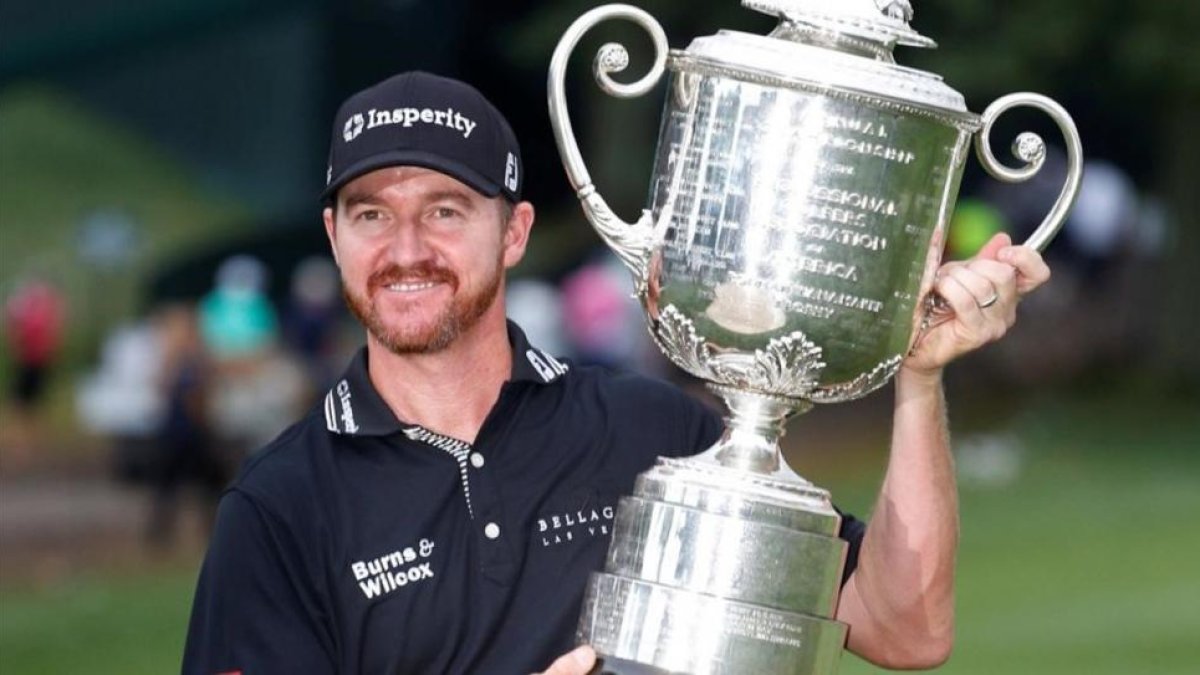 El golfista estadounidense Jimmy Walker posa con el trofeo del Campeonato de la PGA-BRIAN SPURLOCK / USA TODAY