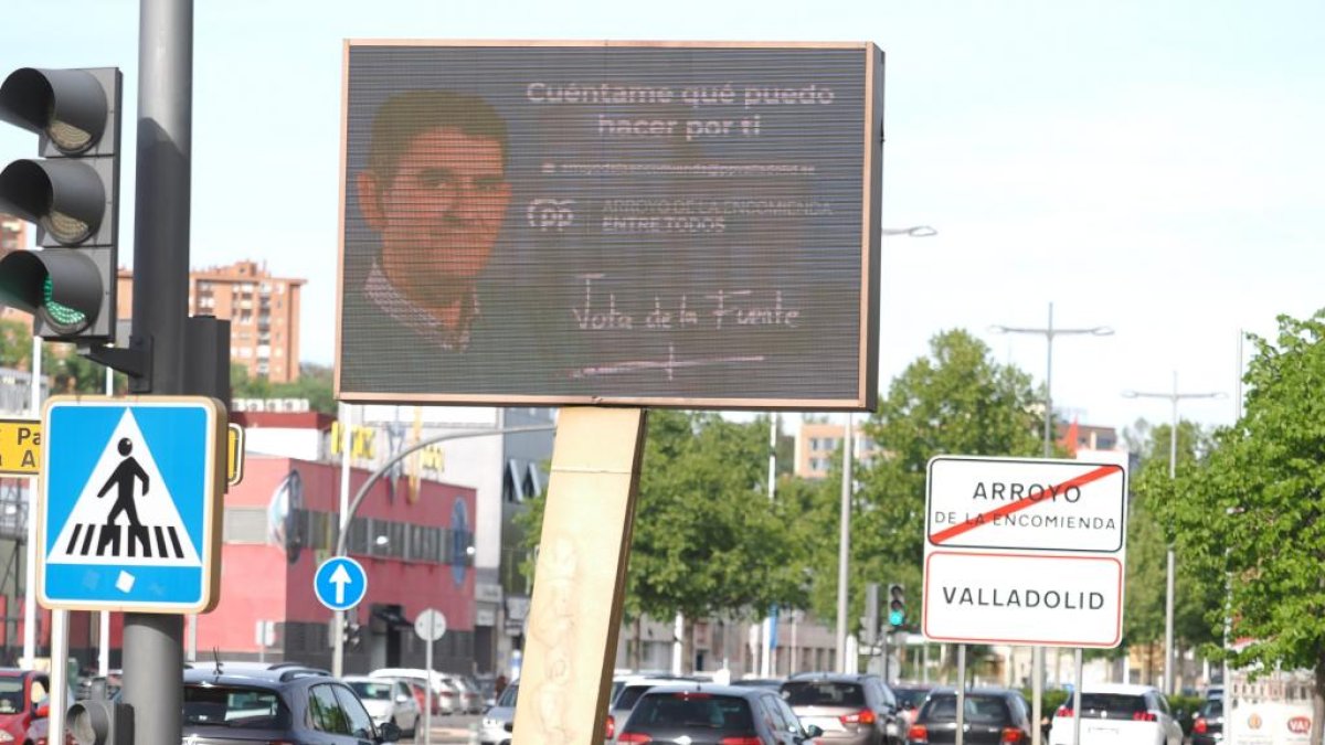 Uno de los carteles en los que aparece de la Fuente.- EL MUNDO