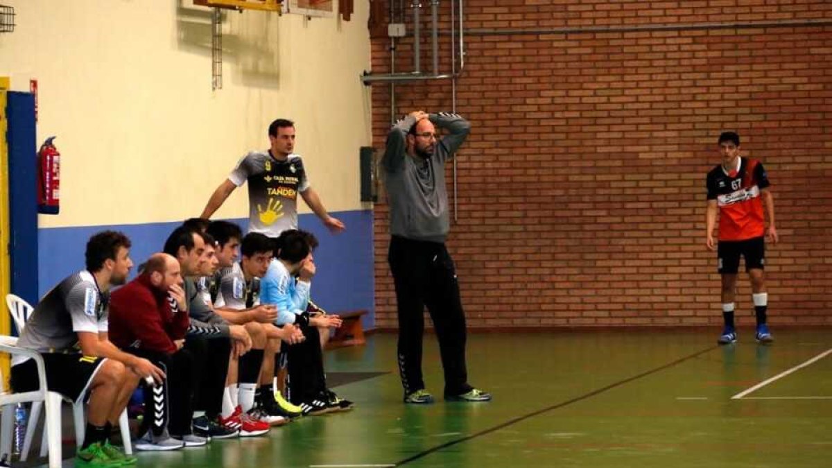 Joaquín Velasco dirigiendo en un partido con el BMDelicias. EL MUNDO