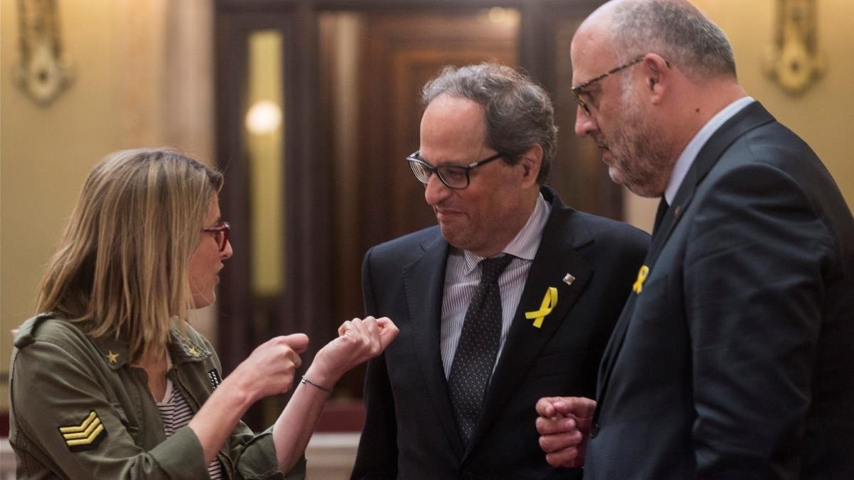 Quim Torra conversa con Elsa Artadi y Eduard Pujol, este viernes en el Parlament /-EFE/QUIQUE GARCÍA