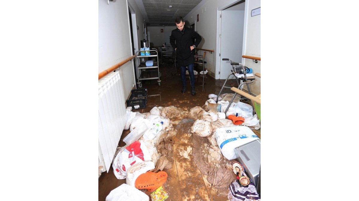 Aspecto del pasillo de entrada de la residencia de ancianos de Barruelo de Santullan en Palencia.-ICAL