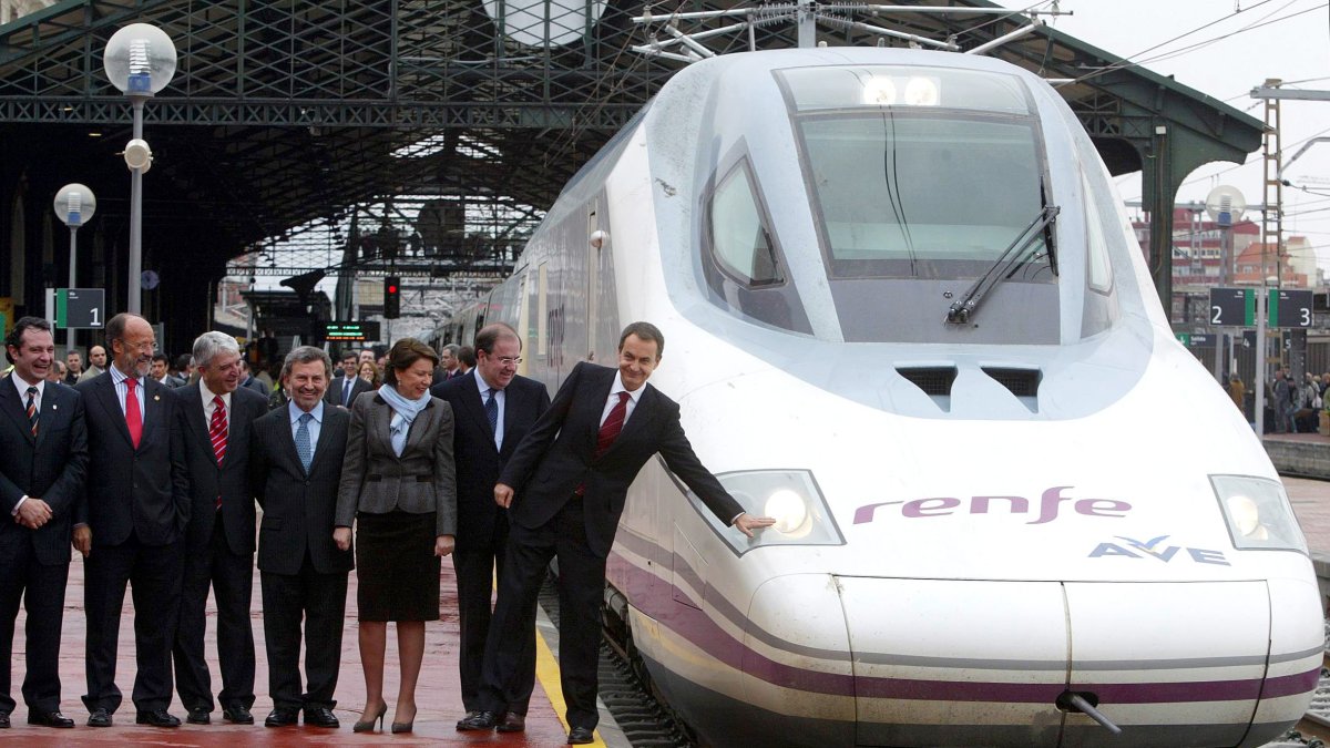 La ex ministra de Fomento, Magdalena Álvarez; el ex presidente de la Junta, Juan Vicente Herrera, y el ex presidente del Gobierno José Luis Rodríguez Zapatero, en la estación de trenes Campo Grande el 22 de diciembre de 2007. - ICAL