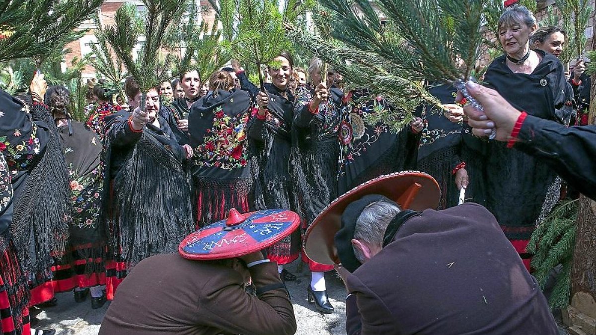Las piñorras de Vinuesa ‘castigan’ a los hombres durante la Pinochada.-ICAL