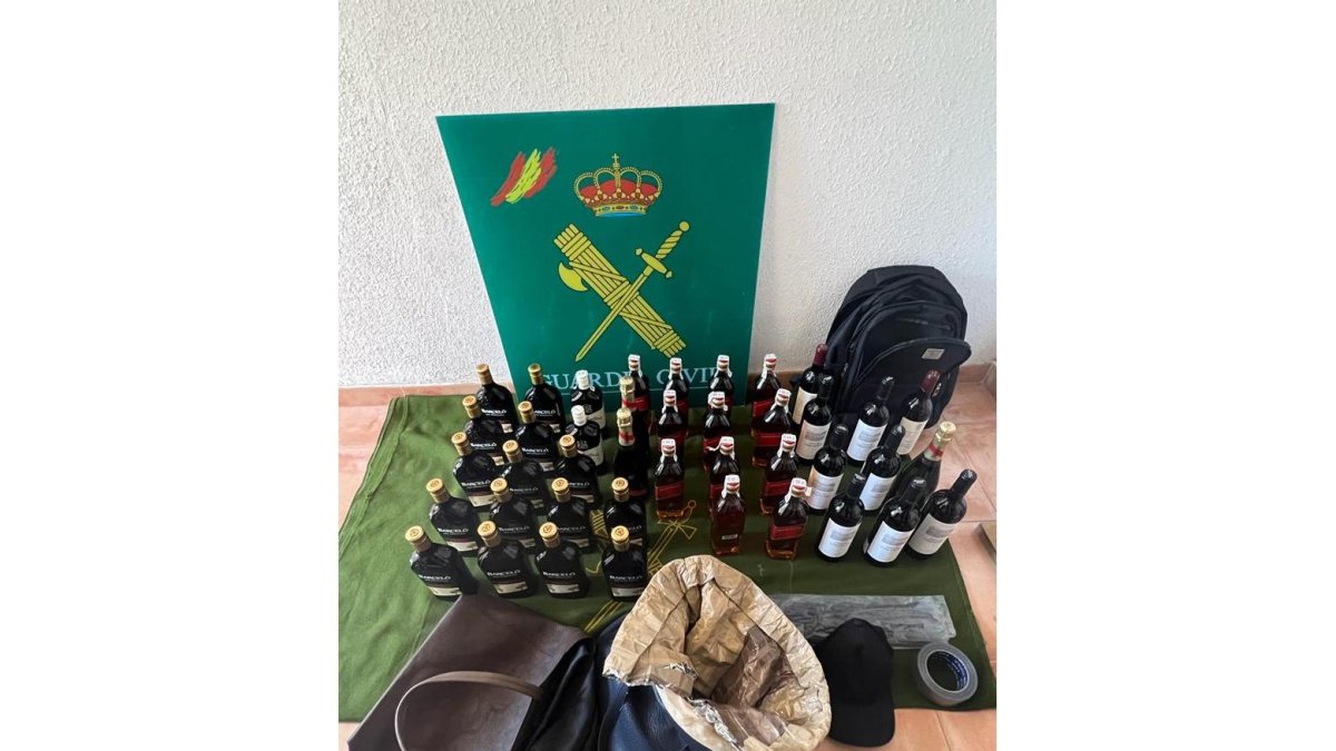 Material incautado por la Guardia Civil. / E.M.