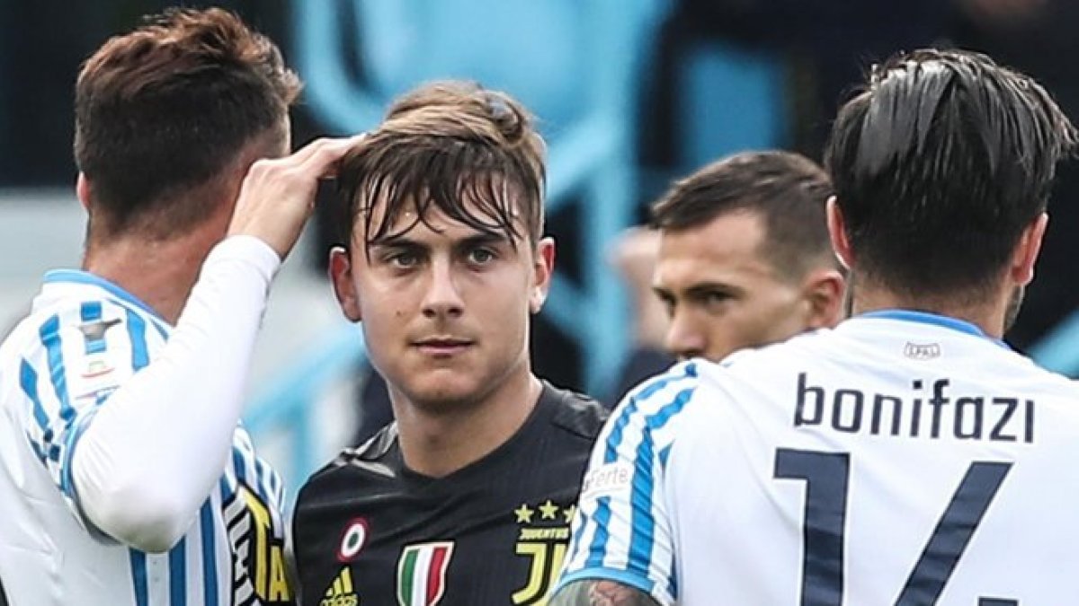 Dybala, de la Juventus, entre dos jugadores del Spal.-AFP