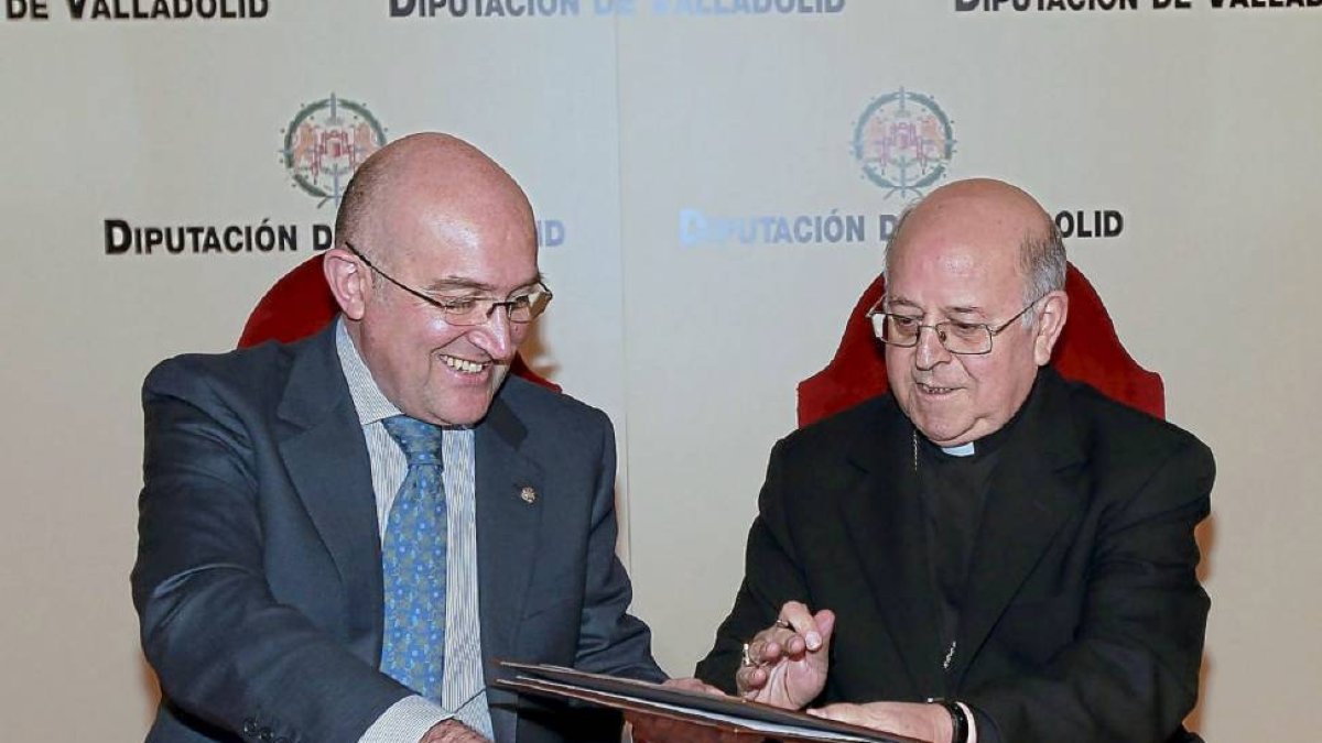 Jesús Julio Carnero firma el convenio de iglesias con Blázquez-J. M. LOSTAU