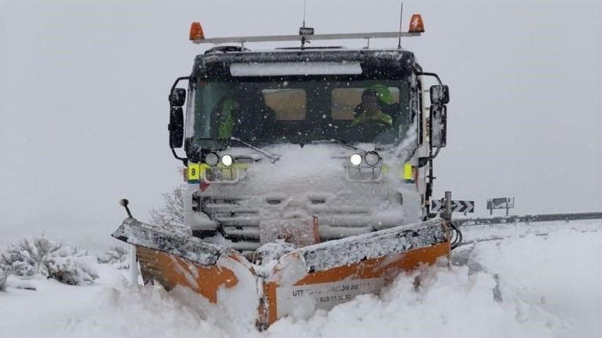 Una quitanieves trabaja durante una nevada anterior.-EUROPA PRESS