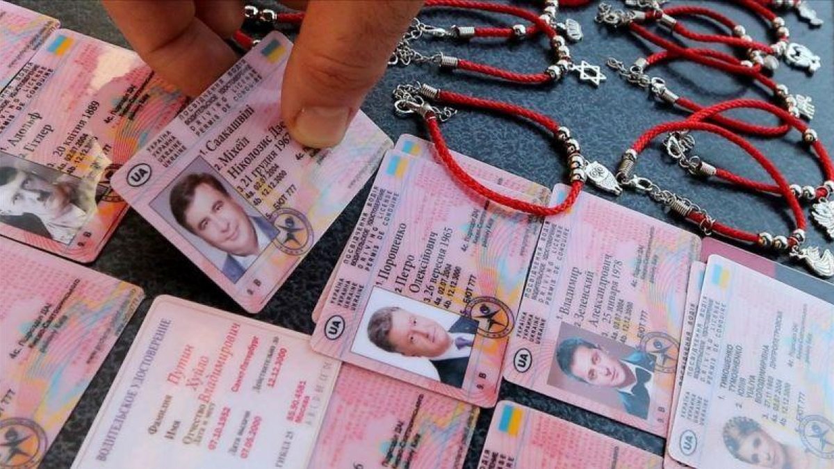 Falsos carnets de conducir de los candidatos presidenciales Tymoshenko, Poroshenko y Zelenskiy que se venden en el centro de Kiev (Ucrania).-TATYANA ZENKOVICH (EFE)
