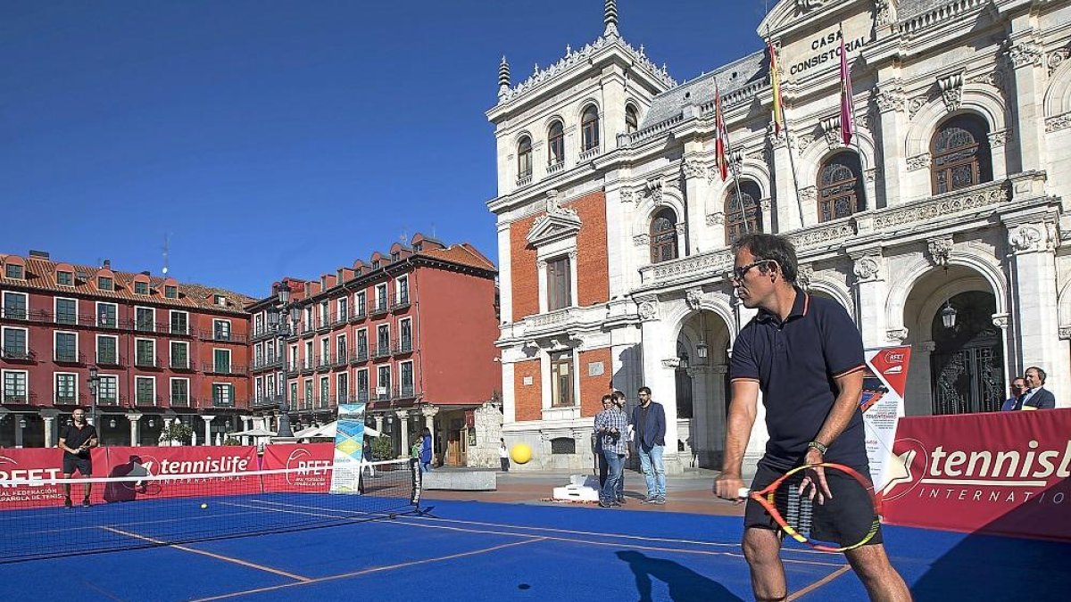 Ignacio Primo devuelve una bola a Eleazar Movilla durante la exhibición celebrada en la plaza Mayor.-JOSÉ C. CASTILLO
