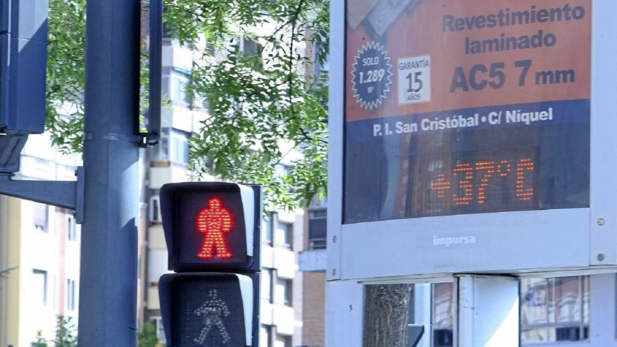 Un termómetromarca 37 grados en Valladolid.-Ical