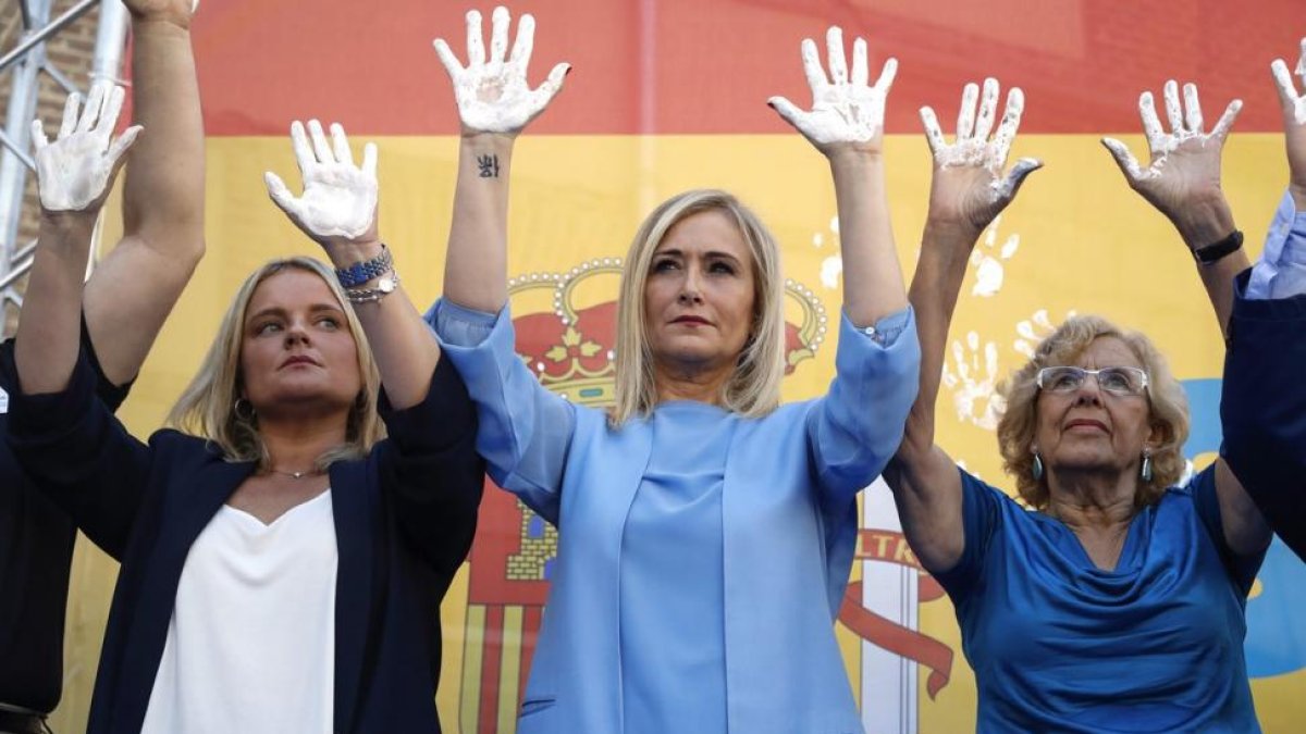 Marimar Blanco, Cristina Cifuentes y Manuela Carmena, en el acto conmemorativo celebrado en Madrid por los 20 años del asesinato de Miguel Ángel Blanco.-EMILIO NARANJO (EFE)