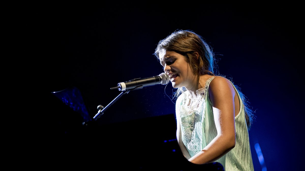 La cantante Amaia Romero durante su concierto en el Universal Music Festival en el Teatro Real de Madrid.