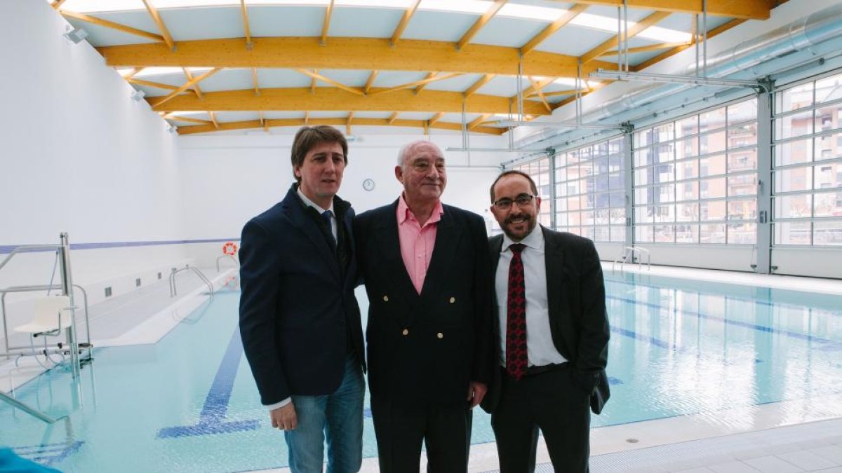 (IaD)El alcalde de Soria, Carlos Martínez; el primer instructor de natación de las instalaciones, Armando Fernández y el Presidente de la Diputación Luis Rey, durante la inauguracion del Polideportivo de La Juventud tras su remodelación-ICAL