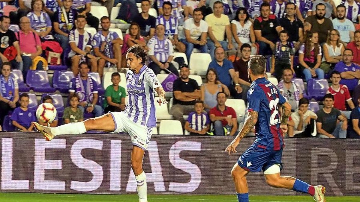 Ünal intenta llevarse el balón en el partido frente al Levante.-PABLO REQUEJO