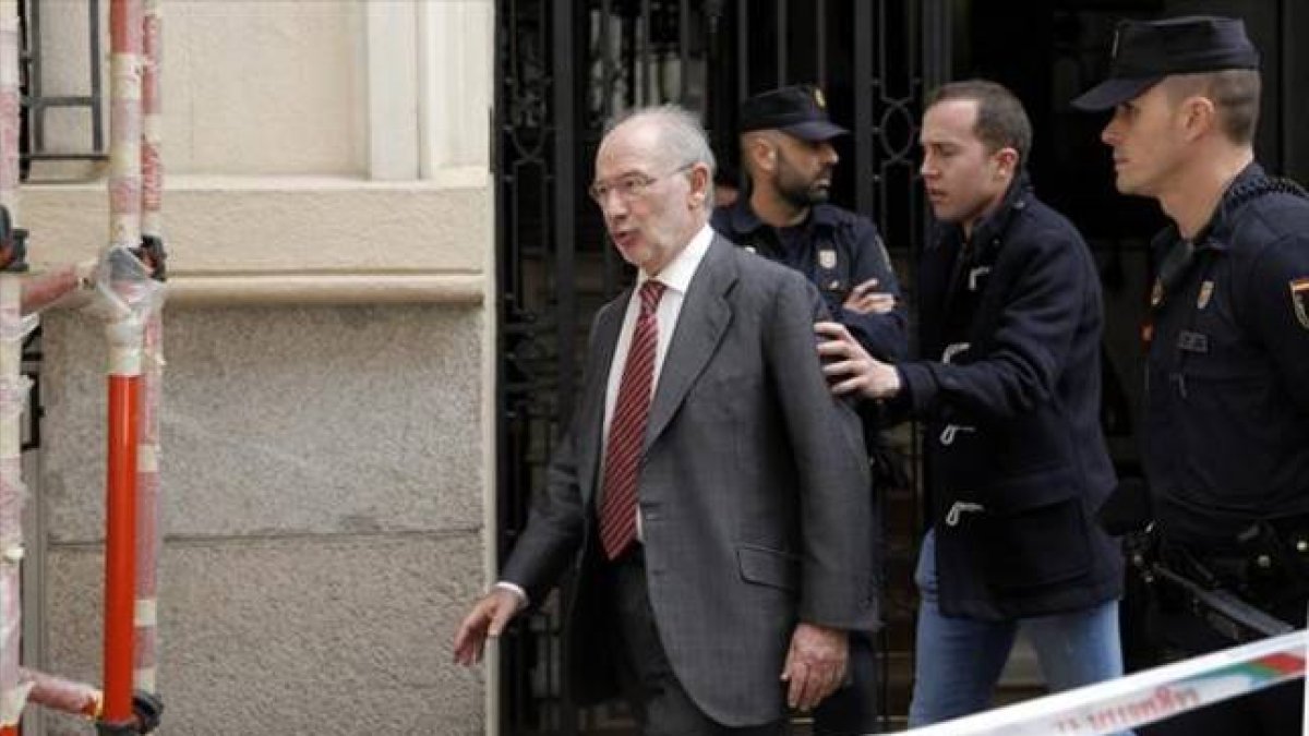 Arrestado 8 Rato sale de su despacho, el 17 de abril pasado, un día después de su detención.-JOSÉ LUIS ROCA