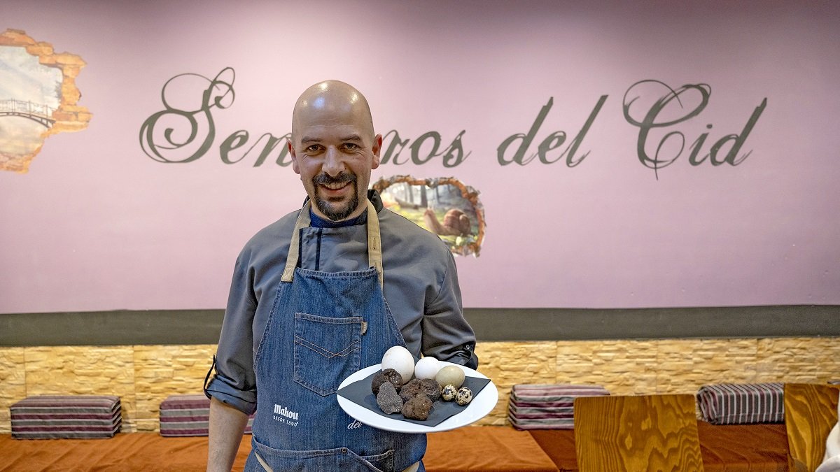 El cocinero Nano Catalina, posa en el interior de uno de los comedores del restaurante Senderos del Cid. / E.M.