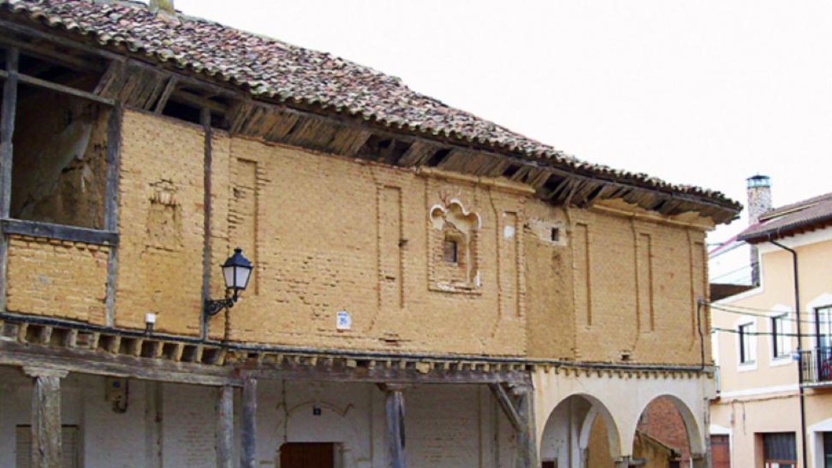 Antiguo hospital de la Vera Cruz de Villalón en la plaza San Juan.-E. M.