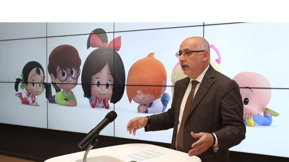 El presidente del Cabildo de Gran Canaria, Antonio Morales (c), durante la presentación de esta mañana del lanzamiento internacional de la serie de animación