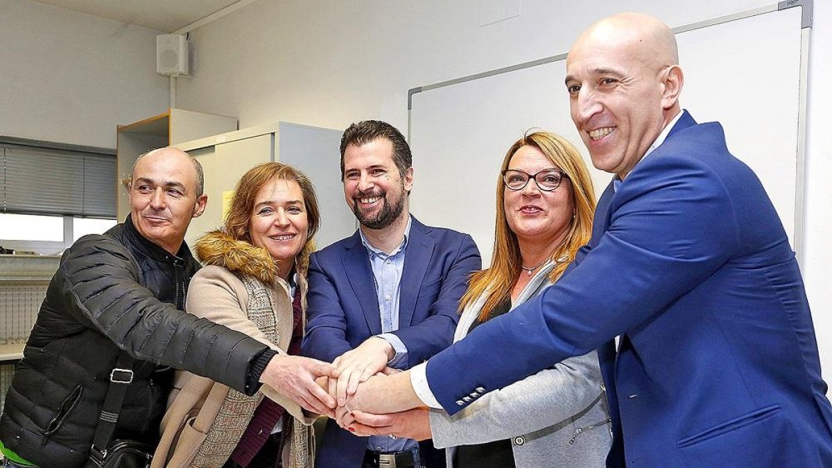 Luis Tudanca y José Antonio Diez firman un contrato programa con las Ampas de Eras de Renueva y Camino del Norte.-ICAL