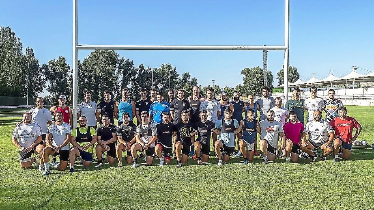La plantilla del SilverStorm El Salvador en su primer día de entrenamiento en los campos de Pepe Rojo.-PABLO REQUEJO