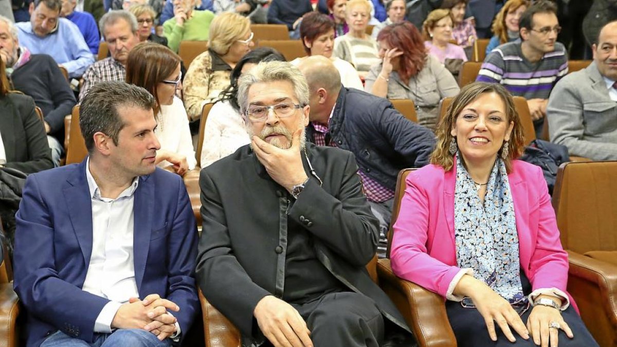 El secretario del PSOE, Luis Tudanca, el escultor Miguel Isla y la consejera de Agricultura, Milagros Marcos, ayer.-ICAL