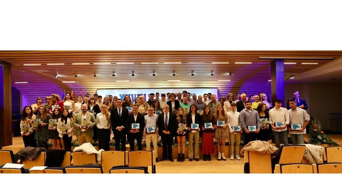 Foto de familia de los premiados en la Gala de la Federación Territorial de Atletismo. / EL MUNDO