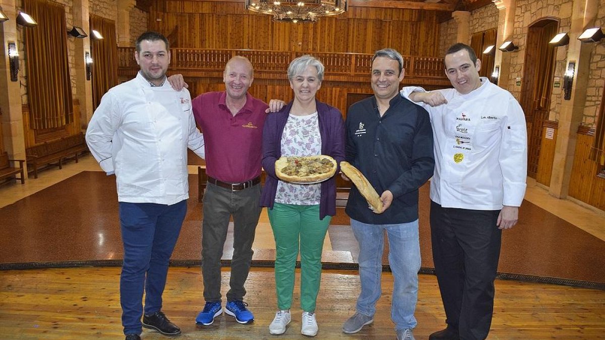 De dcha. a izda.: Luis Alberto Simón (El Cenador); Mariano de las Heras (Casa Ramón); Inmaculada de Pedro (Arlanza); Luis Miguel Abad (La Quinta del Nar) y Pablo de Miguel (Las Mayas).-