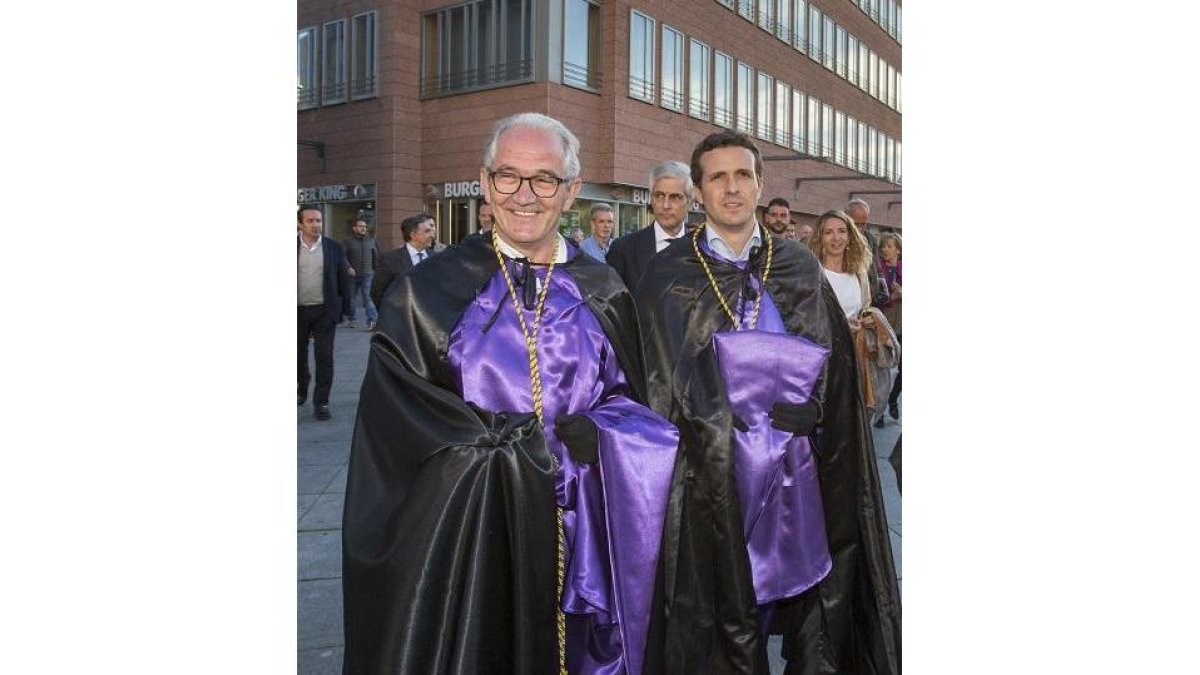 Sebastián González y Pablo Casado, antes de la procesión.-ICAL