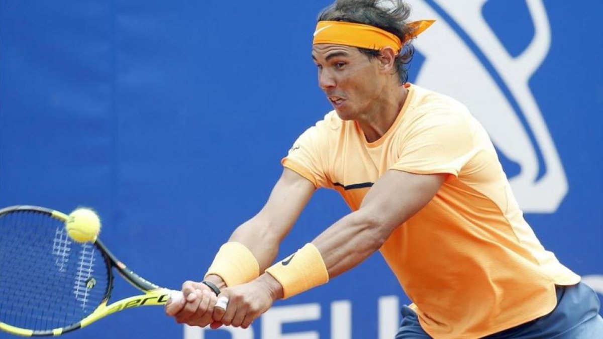 Rafael Nadal, en una jugada del partido ante Fognini.-EFE / ANDREU DALMAU