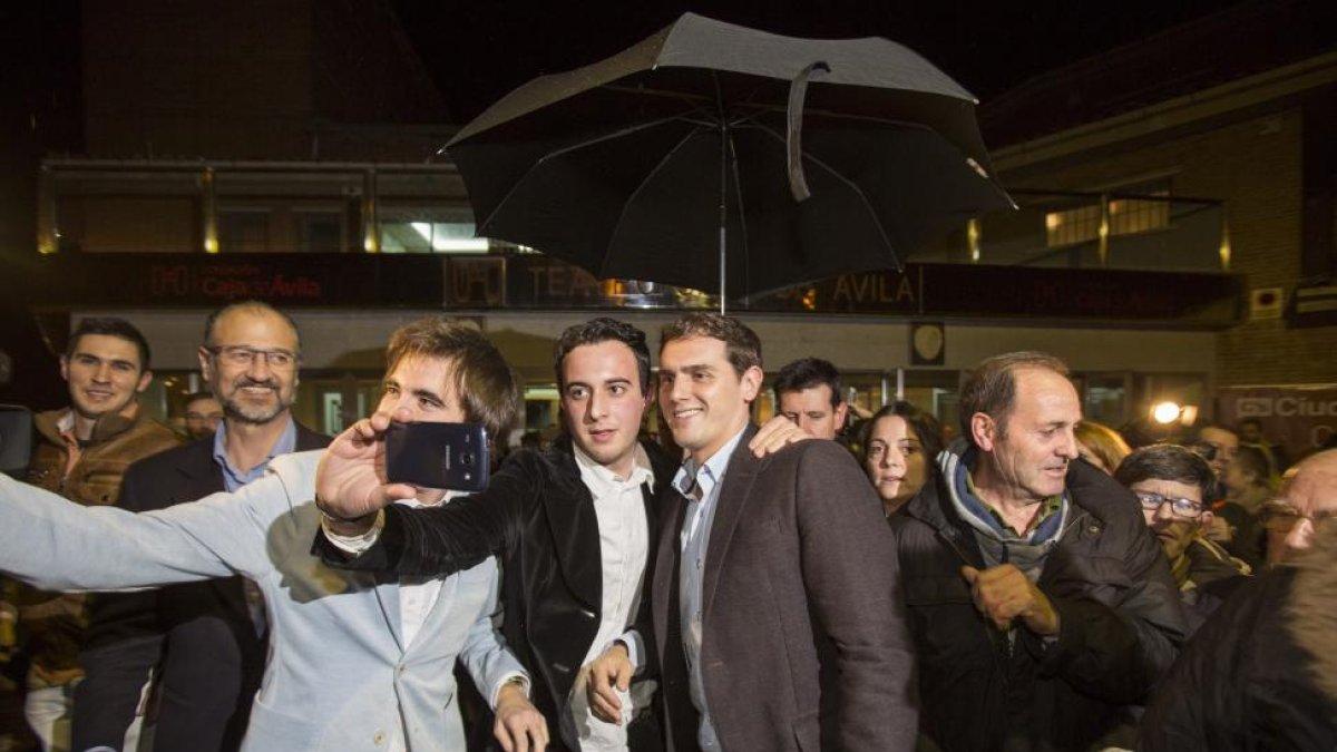 Albert Rivera se retrata con varios simpatizantes a la salida del acto PP en Ávila.-ICAL