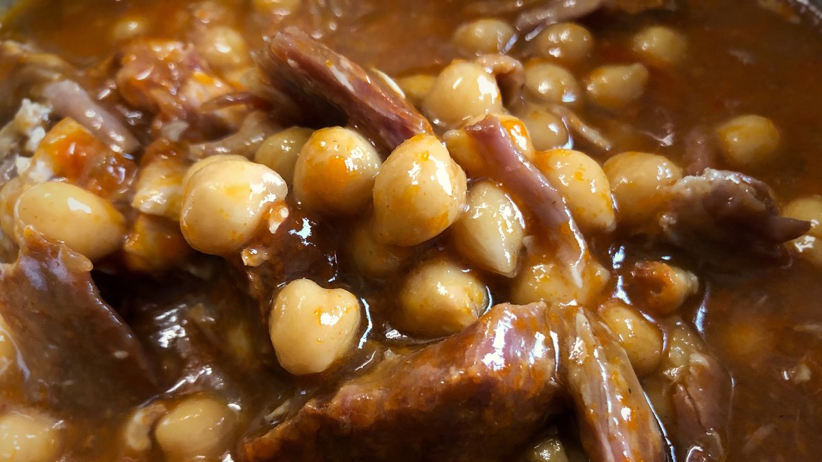 Garbanzos con costillas desmigadas. E. M.