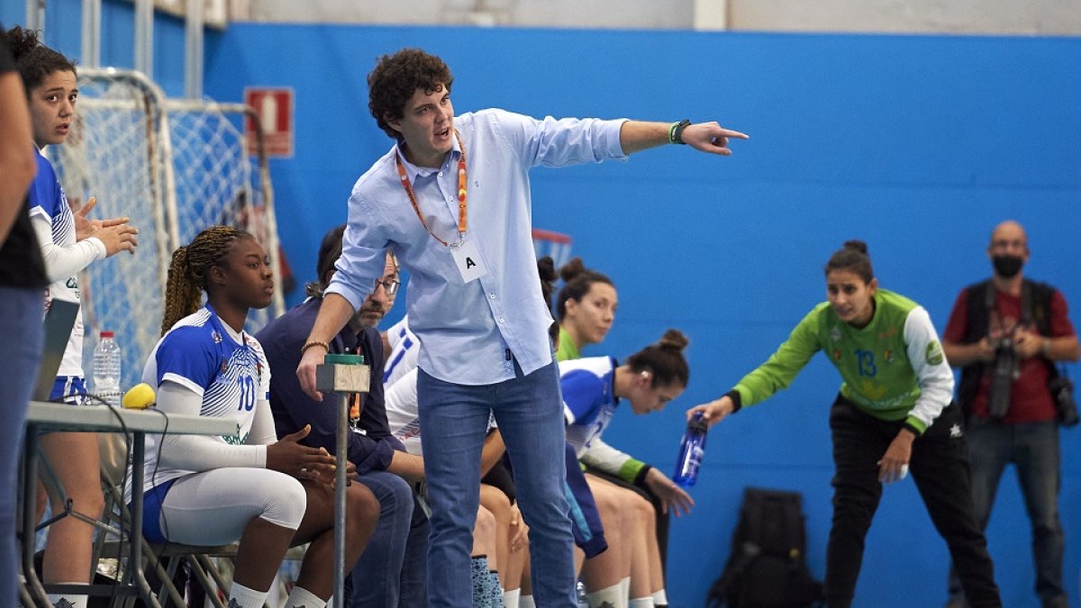 Sergio Escudero da instrucciones a sus jugadores durante el último partido ante San Quirze. / LOF