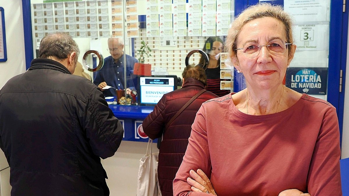 Pilar Aina Rodríguez, una de las loteras más veteranas de Valladolid, en su administración.  -PHOTOGENIC