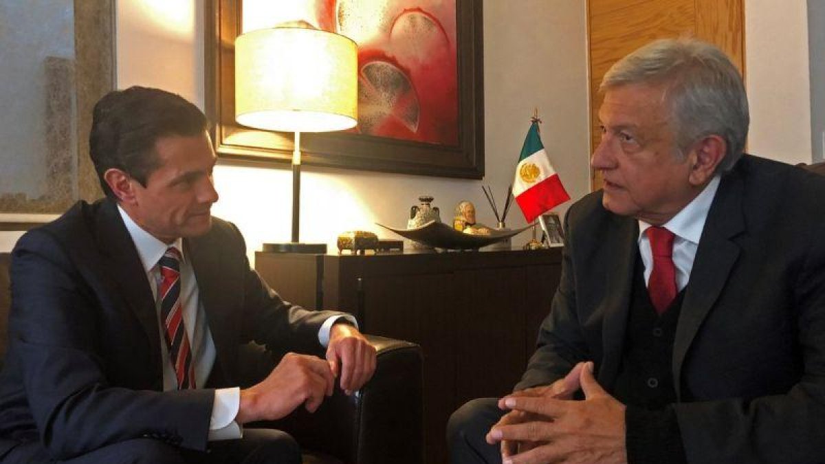 Andres Manuel Lopez Obrador y el mandatario Enrique Pena Nieto durante una reunion para definir el programa del 1 de diciembre fecha de investidura del nuevo titular del poder ejecutivo-PRENSA AMLO