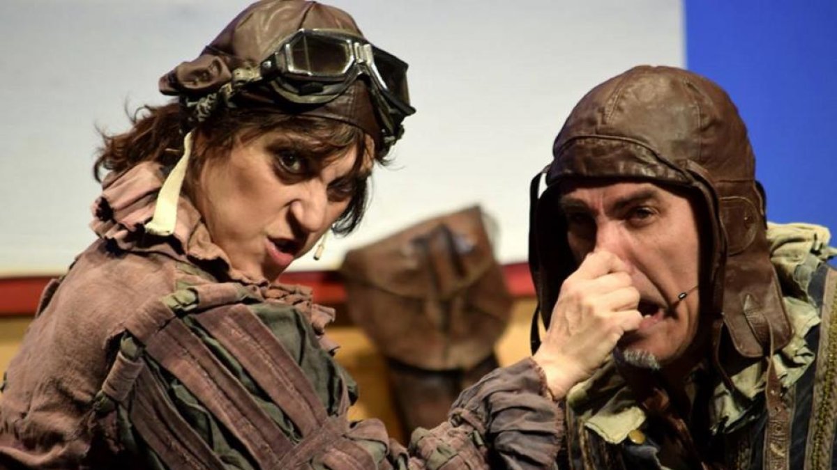 Mercedes Asenjo y Carlos Tapia en el nuevo espectáculo de Azar Teatro.-FOTO SÁNCAR