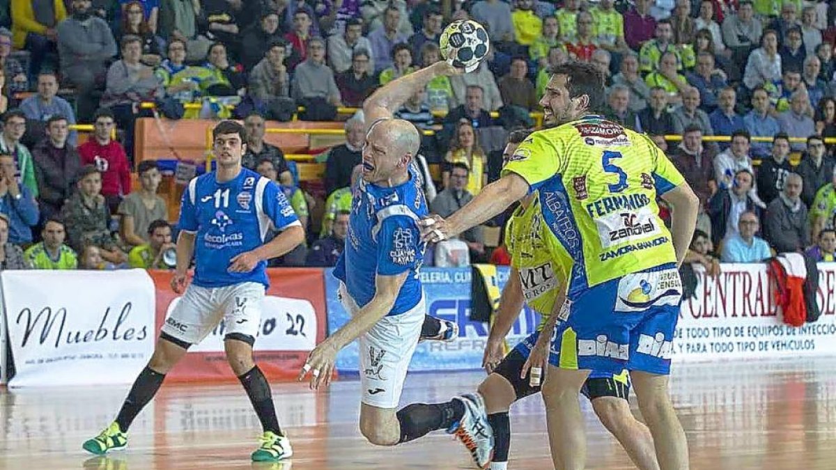 Diego Camino lanza en suspensión desde la zona de siete metros en el partido de ayer.-PHOTO-DEPORTE