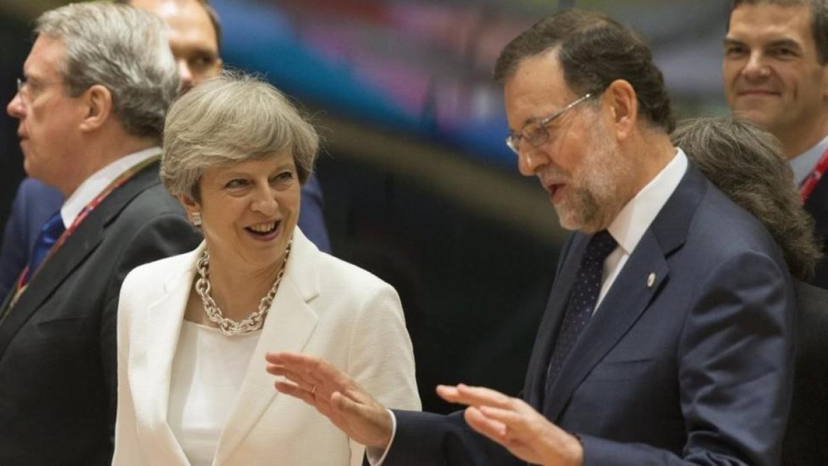 La primera ministra británica, Theresa May, y el presidente del Gobierno español, Mariano Rajoy.-/ EFE / OLIVIER HOSLET