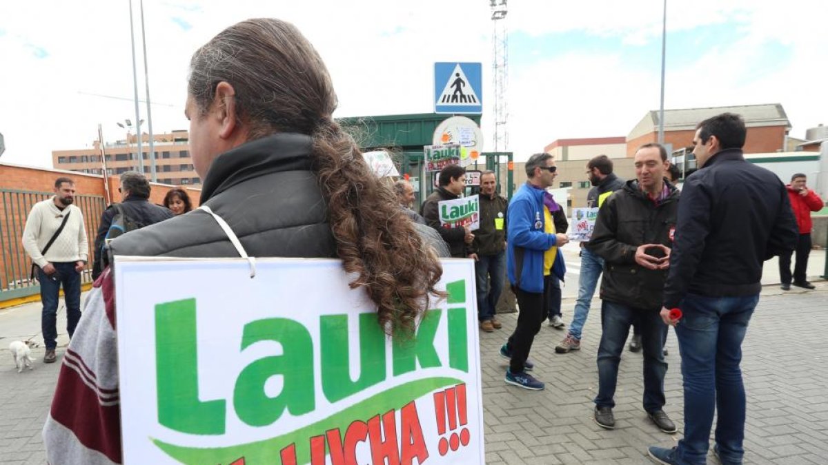 Los trabajadores de Lauki se concentran frente a la fábrica de Valladolid-ICAL