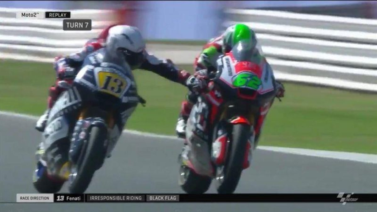 Momento en el que Fenati toca el freno de Manzi en la carrera de Misano-EL PERIÓDICO